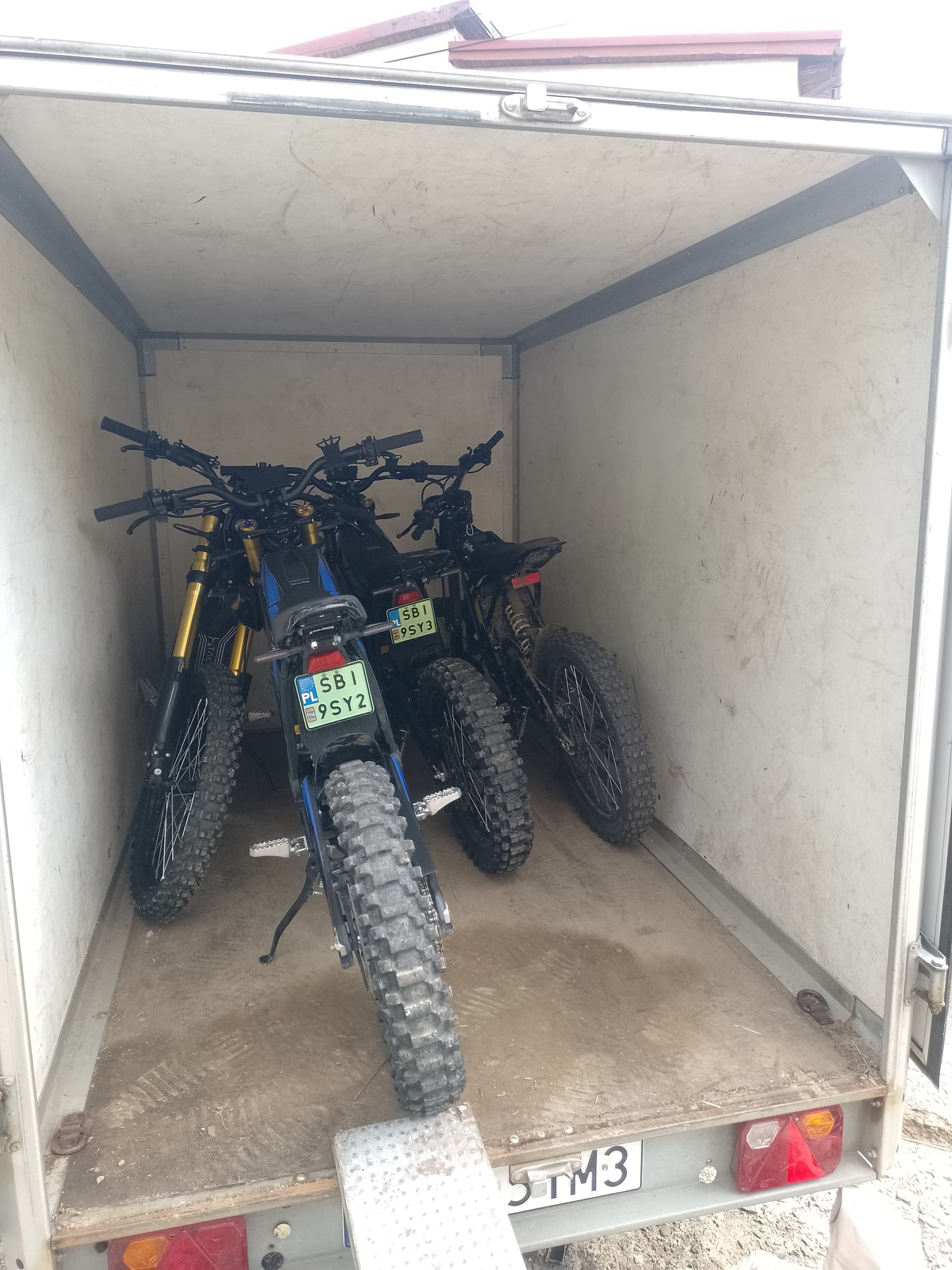 Motocykl elektryczny Sur-Ron jako atrakcja na wieczór kawalerski w Beskidach